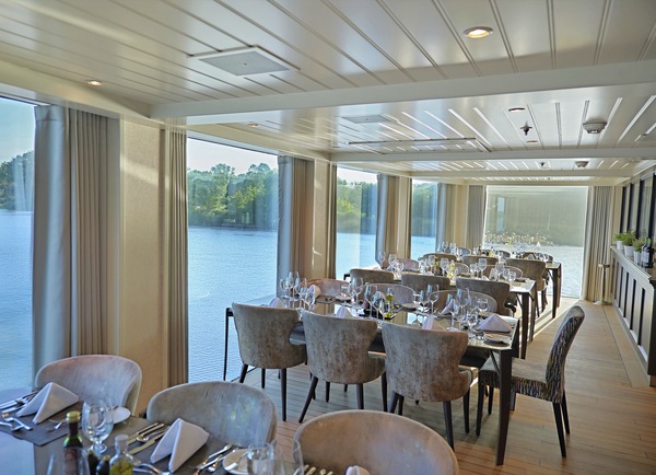 ©AmaWaterways AmaDolce Interior Chefs Table.jpg